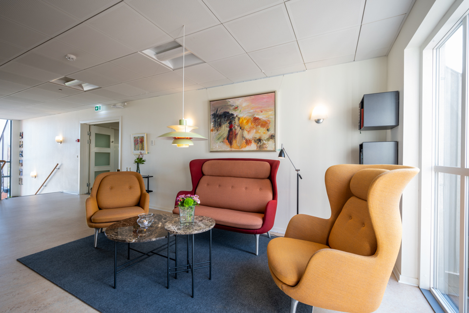 Billede af hyggekrog på 2. sal ved flyglet.