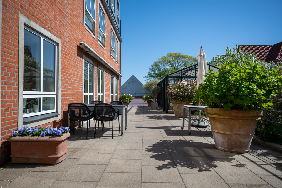 Billede af hospicets terrasse.