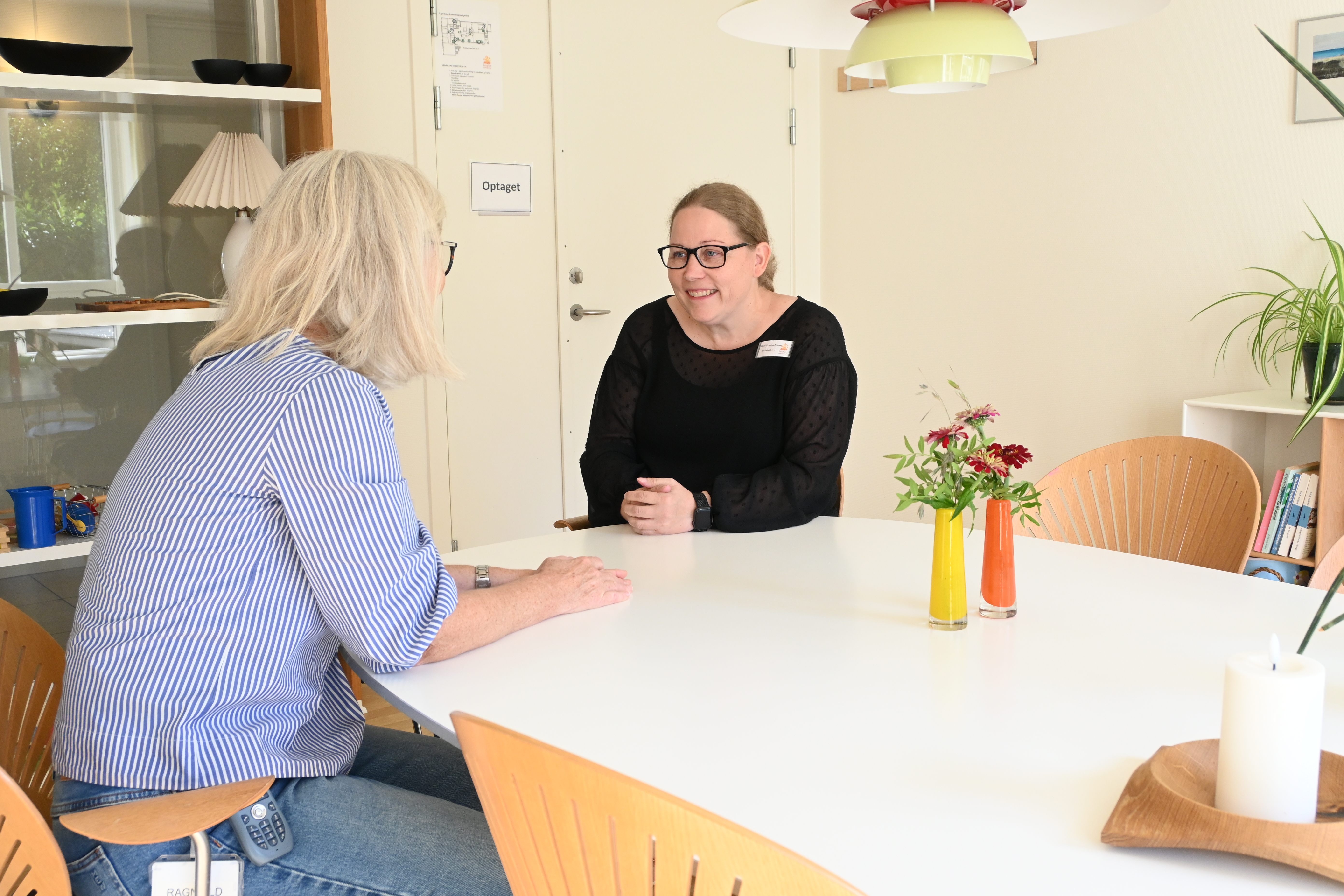 Socialrådgiver i samtale