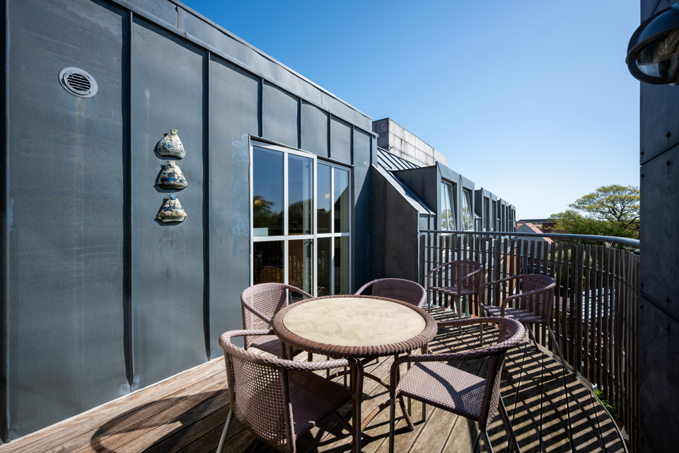 Billede af altanen på 2. sal med udsigt over haven.